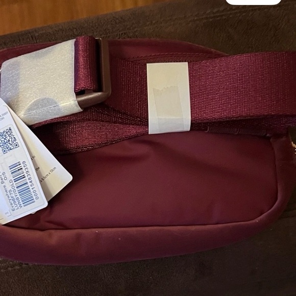 Lululemon Burgundy Everywhere Belted Pouch NWT - Picture 2 of 3